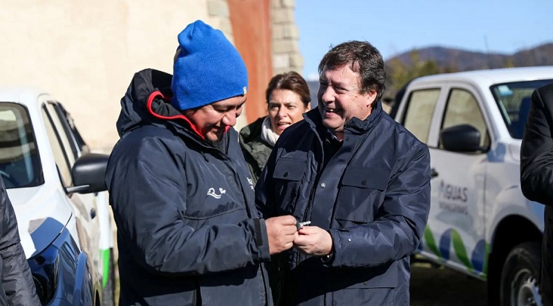 Weretilneck entregó equipamiento para Aguas Rionegrinas en Bariloche