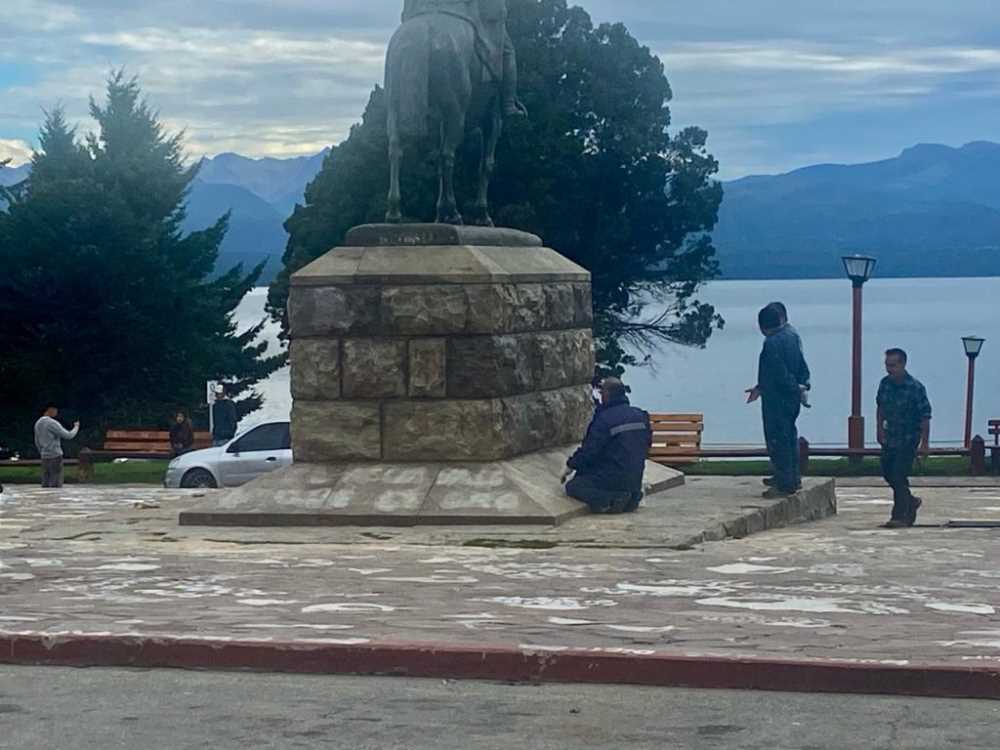 Por pedido del intendente, se limpió el monumento a Roca en el Centro Cívico