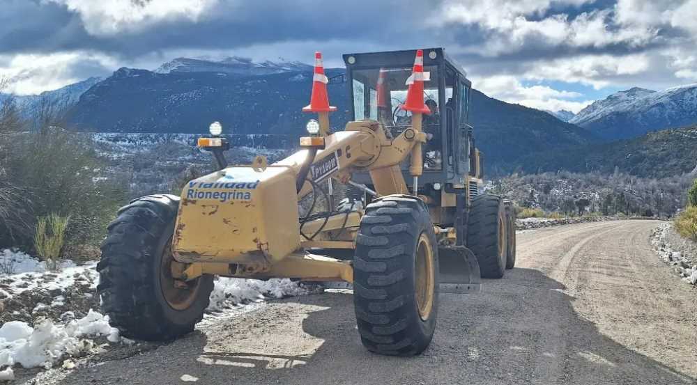 Destacada labor de trabajadores viales ante nevadas en Región Sur y Andina
