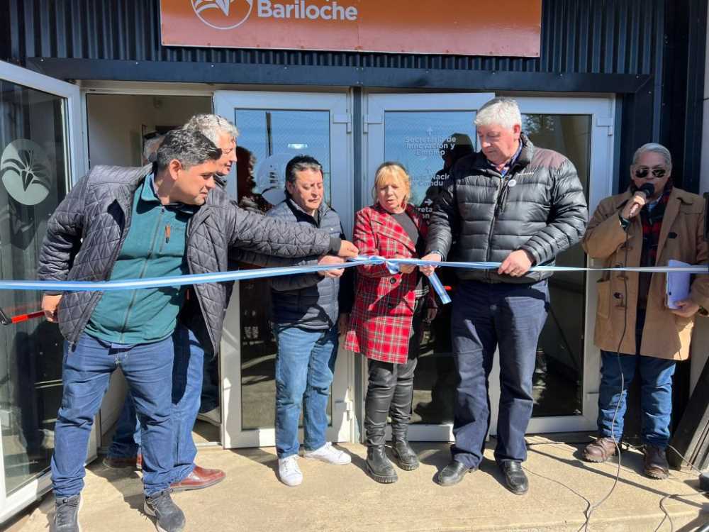 Cortés inauguró las nuevas oficinas municipales en el Edificio Polivalente