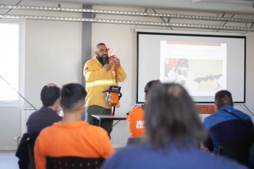 Personal municipal recibió una capacitación por parte del SPLIF para el uso de motosierras