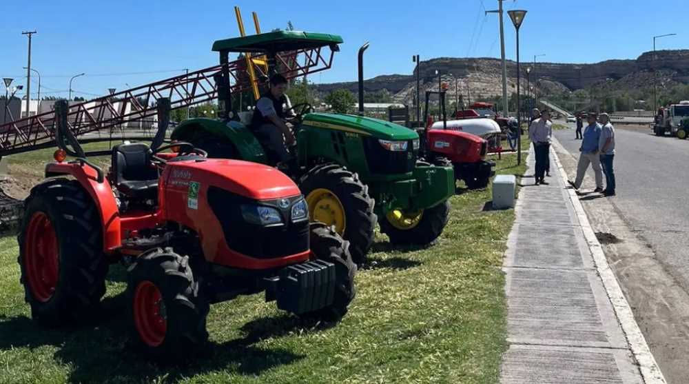 La Provincia entregó nueva maquinaria a productores rionegrinos