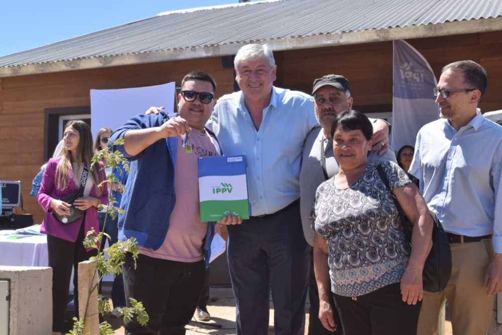 Cortes participó de la entrega de viviendas en Frutillar