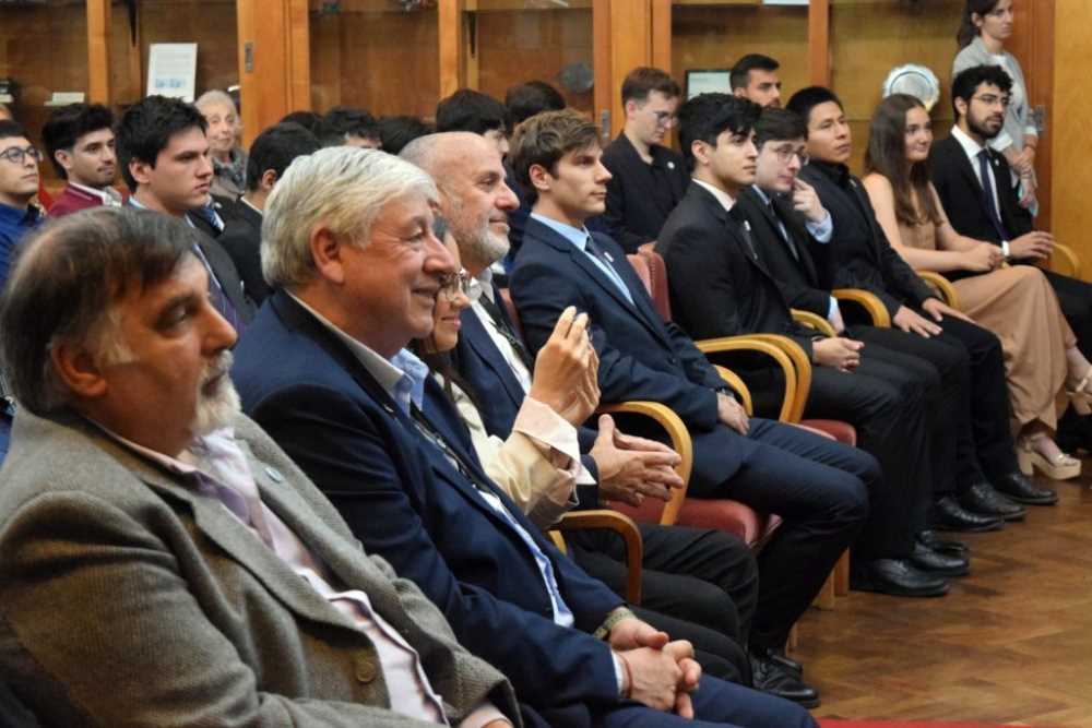 Cortés estuvo presente el el acto de egresados del Instituto Balseiro