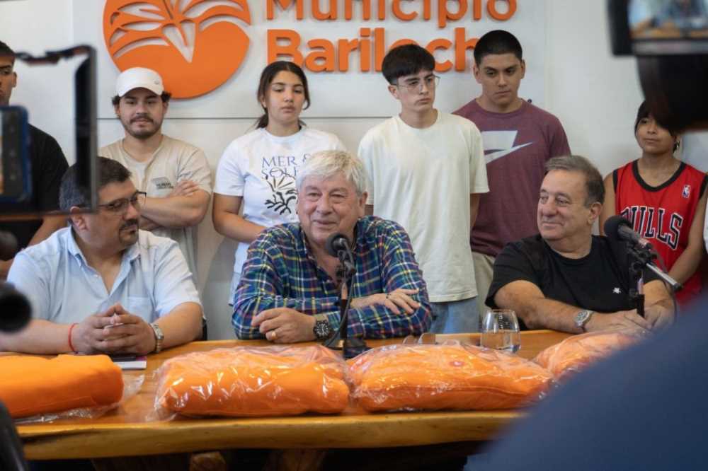 Entregaron los buzos a los colegios ganadores de la Semana de la Juventud