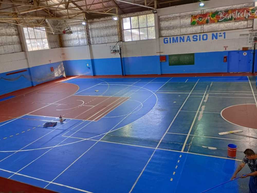 Mejoran el piso del Gimnasio Municipal N°1