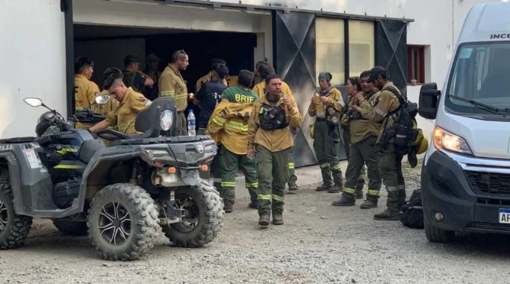 El Bolsón: aumentan combate de incendio con más medios aéreos y brigadistas