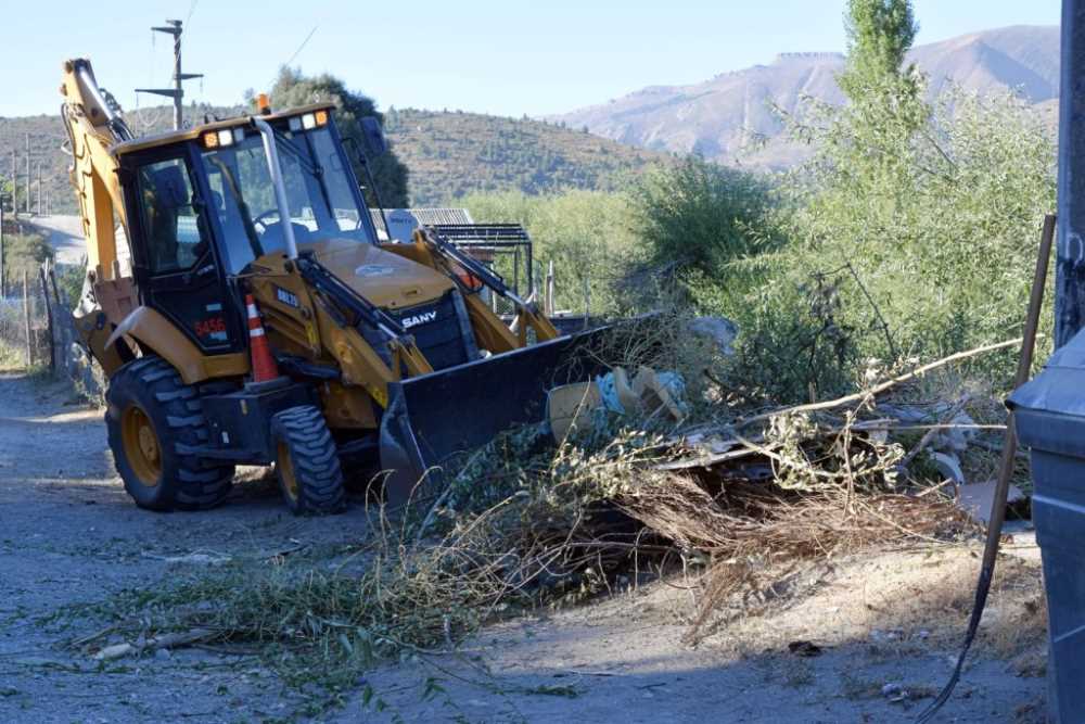 El Municipio coordinó con vecinos de Barda Este para realizar una jornada de limpieza