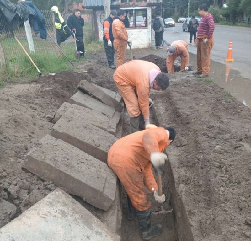 Importante trabajo para evitar inundaciones sobre Av Pioneros y en barrios del Oeste