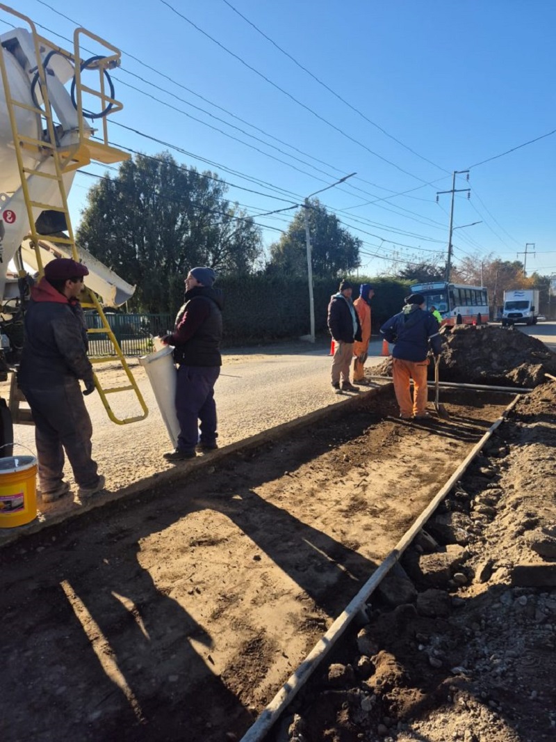 Delegación Cerro Otto realizó trabajos de bacheo en Av. de los Pioneros y Escritores Argentinos