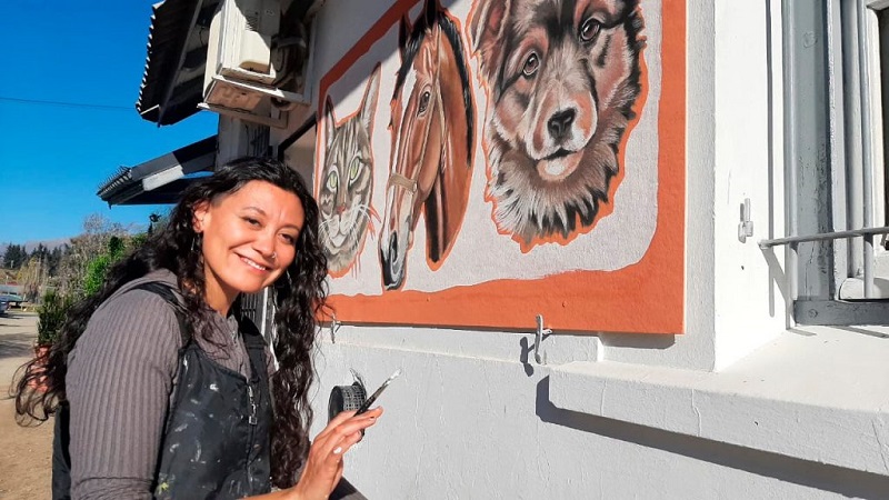 Donde late la ternura: el mural de Vale Aves transforma Sanidad Animal en un refugio para el alma