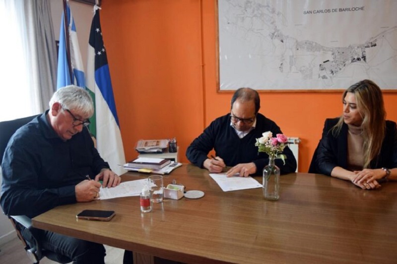 Walter Cortés encabezó la firma para reactivar la obra de gas en Villa Lago Gutiérrez, paralizada durante tres gestiones