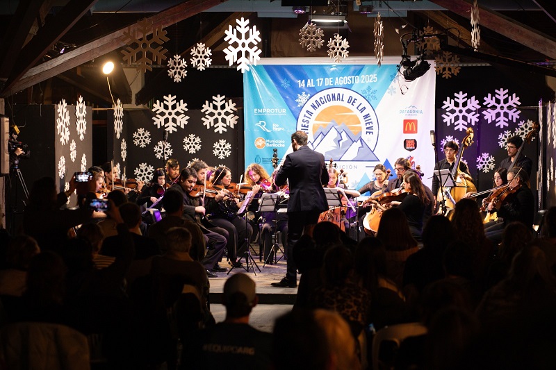 Una noche de emoción y música: la Camerata Filarmónica emocionó en el Puerto San Carlos