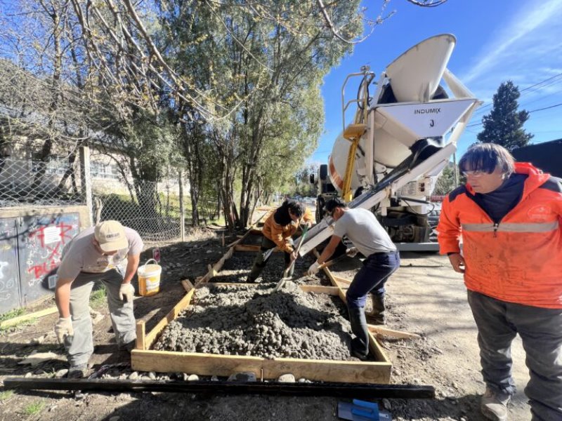 Adiós al barro y a los pies mojados: histórica obra en la Escuela 324 de Los Coihues
