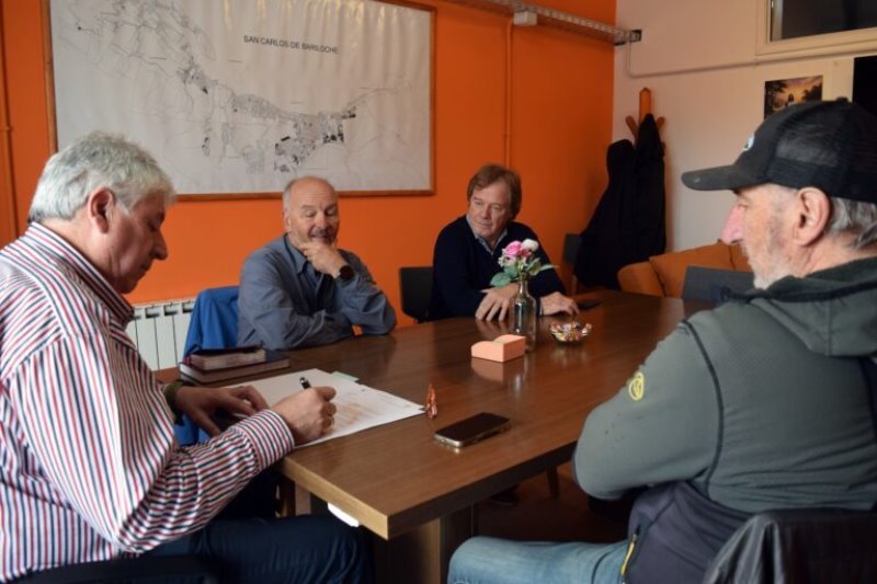 El intendente reconoció la donación de equipos al programa de Esquí Social