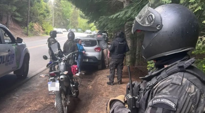 Policía demoró a tres personas por robo de auto de turistas en Bariloche