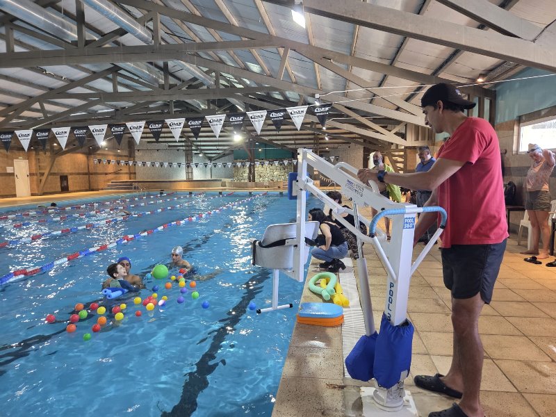 El Brazo de la Inclusión: Felicidad que Brota del Agua
