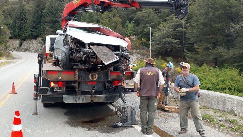 Parque Nacional Nahuel Huapi implementó operativo ambiental tras siniestro vehicular en el arroyo Guillelmo