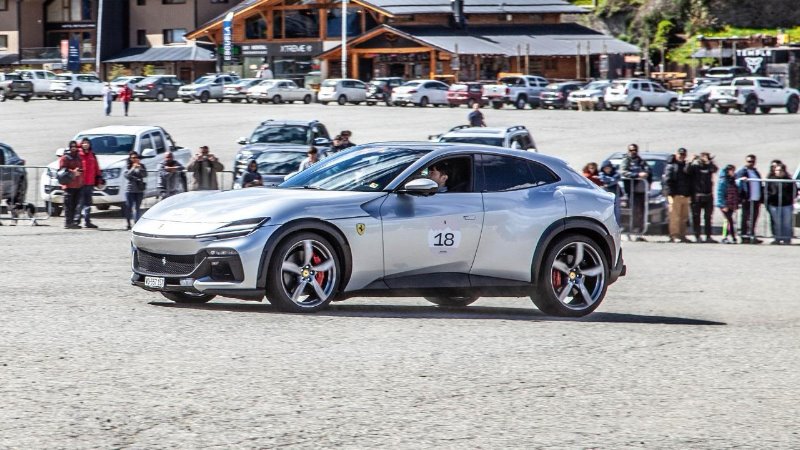 Un rugido inolvidable en el Centro Cívico: las Ferrari deslumbraron Bariloche