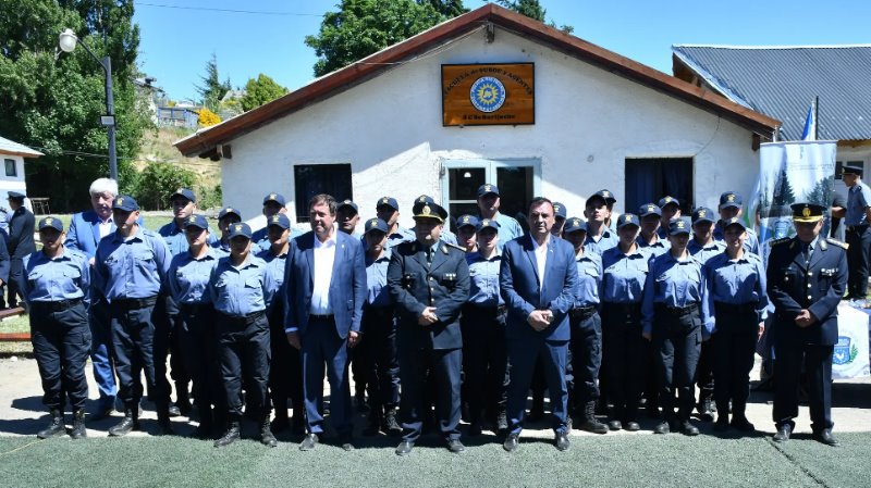 Weretilneck acompañó el egreso de agentes de la Policía en Bariloche