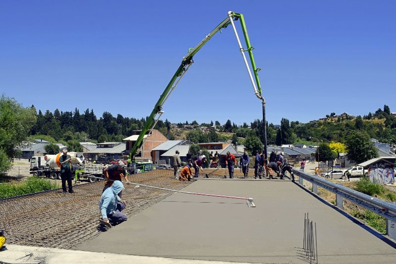 Cortés recorrió el Puente y La Barda del Ñireco junto al gobernador de la provincia